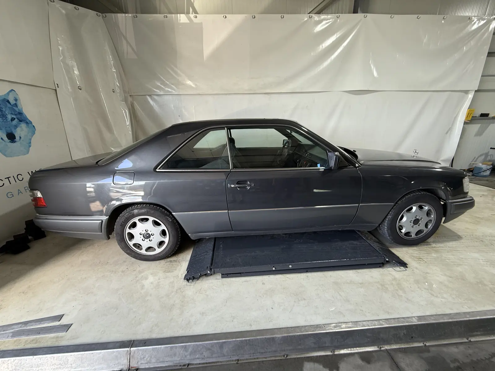 Mercedes E220 Coupé C124 pe elevator, vedere laterală la preluare