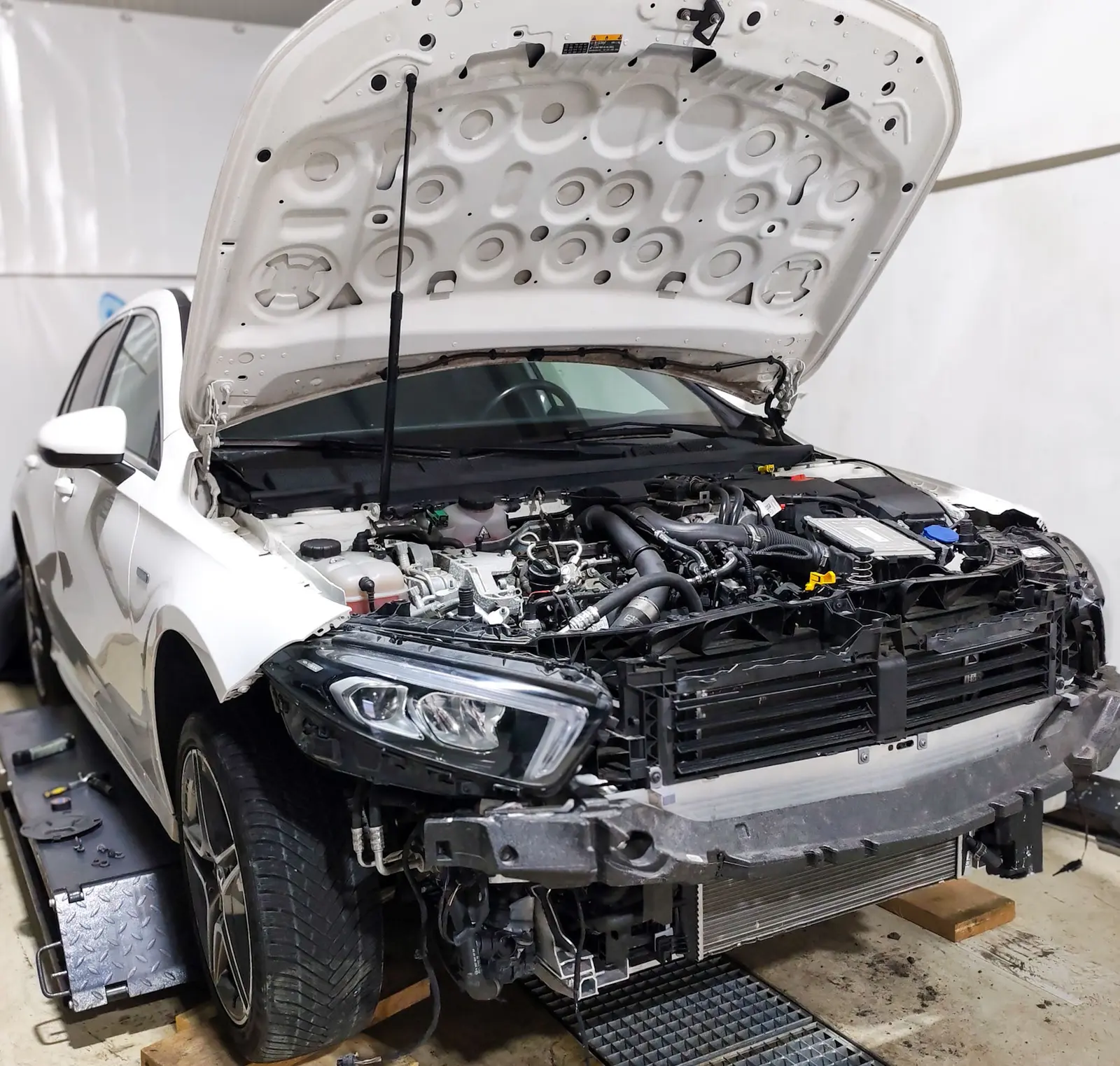 Mercedes A 250 e în lucru, cu fața demontată